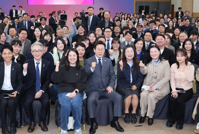 대구 시민들과 기념촬영하는 이재명 대통령