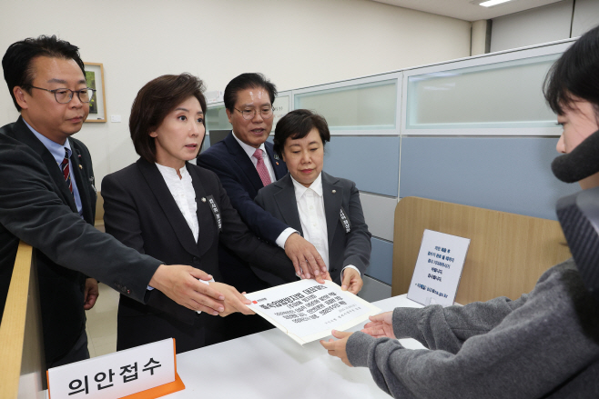 졸속입법방지법 제출하는 국민의힘 법사위원들<YONHAP NO-4842>