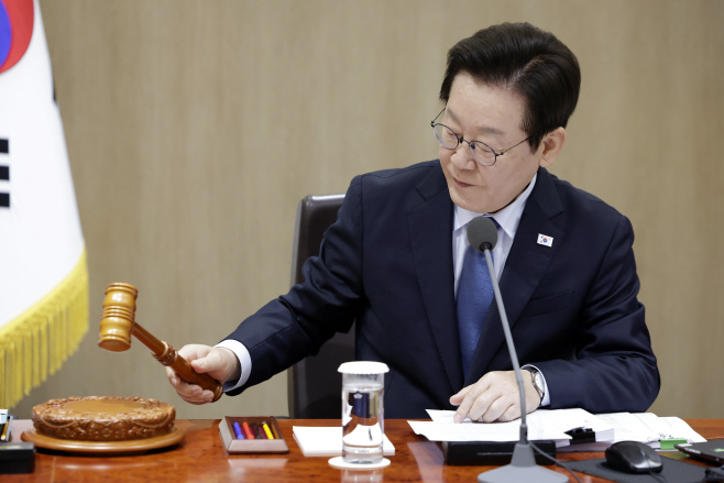 이재명 대통령, 국무회의 주재<YONHAP NO-3606>