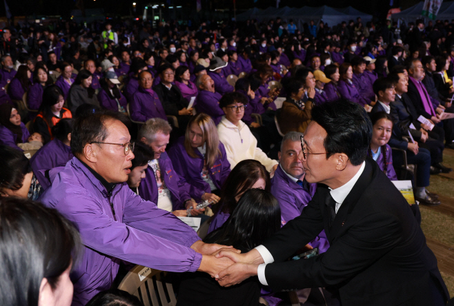 유가족 위로하는 김민석 국무총리