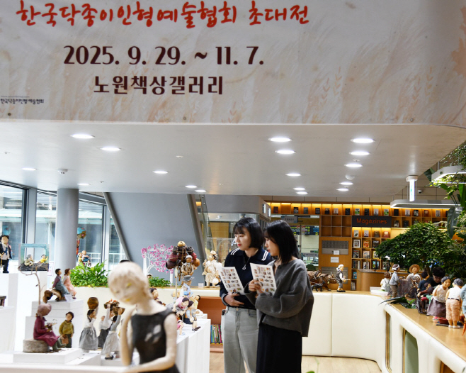 [보도사진3]노원책상갤러리 전시를 관람하는 주민2