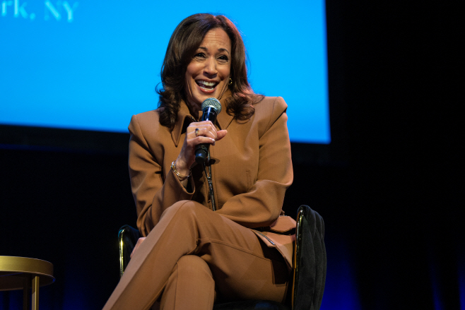 Harris Book Tour <YONHAP NO-2240> (AP)