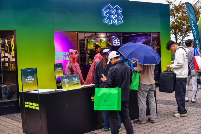 이미지 2_ 코오롱스포츠가 2025 UNTP 공식 타이틀 파트너로 참여하며 오픈한 부스 앞 전경