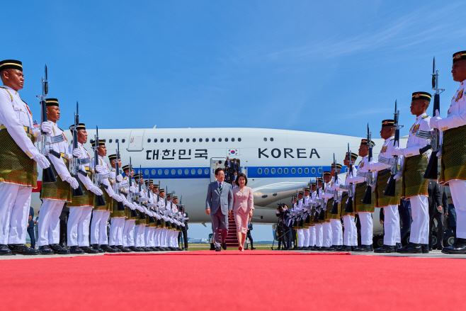 말레이시아 도착한 이재명 대통령<YONHAP NO-6250>