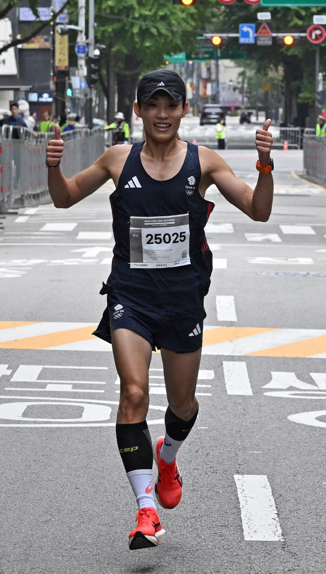 '2025 아시아 오픈 마라톤'(남자 10Km 첫번째 결승선 통과 선수)