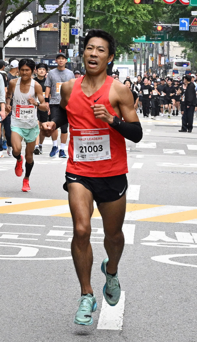 '2025 아시아 오픈 마라톤'(남자 하프 첫번째 결승선 통과 선수)