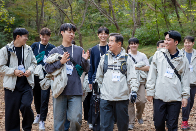 사진. 삼양홀딩스 김윤 회장이 임직원들과 10.1km 거리의 ‘퍼포즈 워크’ 트레킹을 하고 있다.