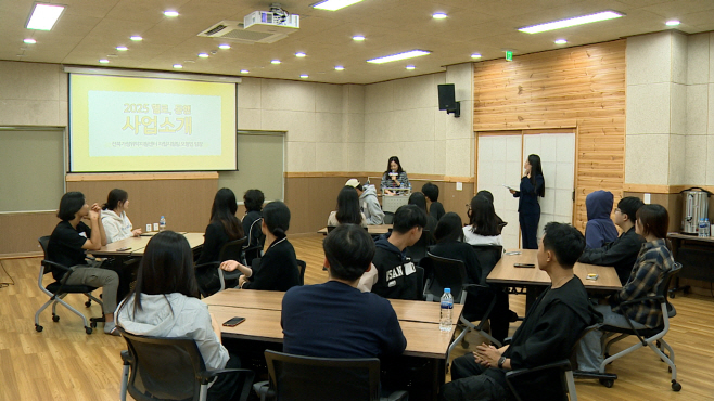 [LG헬로비전 보도사진1] LG헬로비전이 자립준비청년을 위해 헬로, 동행 자립캠프를 진행했다. 사진은 캠프에서 프로그램을 체험하고 있는 자립준비청년들과 기업 임직원들.