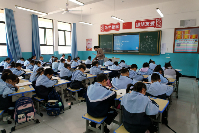 (사진자료) 세라젬 '희망소학교 17호’ 학생들이 기증 기자재로 수업에 참여하고 있는 모습
