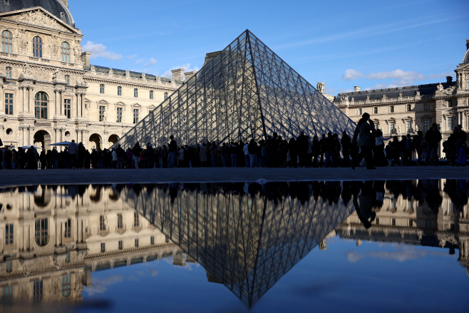FRANCE-CRIME/LOUVRE <YONHAP NO-0359> (REUTERS)