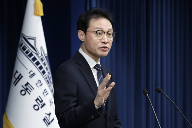이규연 홍보수석, 동남아 불법 구인광고 삭제 브리핑