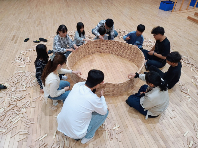 [사진3]교보교육재단_나눔숲캠프_카프라쌓기활동