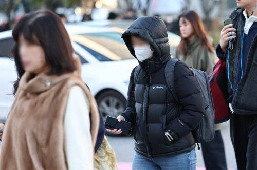 초겨울 추위 속 출근길<YONHAP NO-2308>