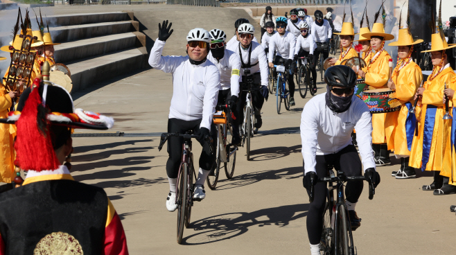 자전거 신조선통신사 출발<YONHAP NO-3608>