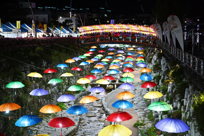 0_창녕군, 우포따오기와 함께하는 제39회 비사벌문화제 성황리에 폐막(우산등)4