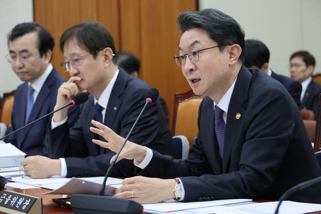 답변하는 이억원 금융위원장