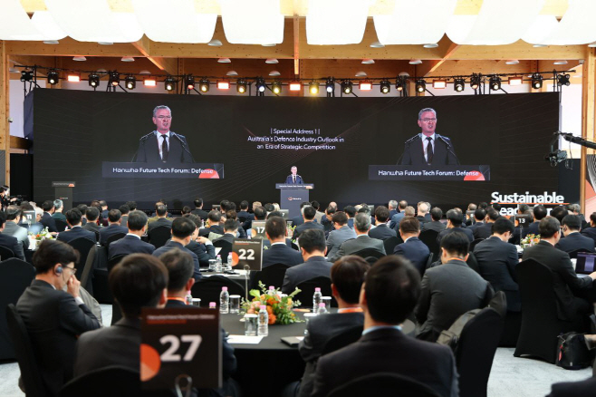 [사진_1] 크리스토퍼 파인(Hon Christopher Pyne) 前 호주 국방장관은 ‘전략적 경쟁시대 호주 방위산업 정책 전망’을 주제로, 기술혁신과 국방 산업 간 협력 확대를 통한 국가 안보 강화 방안을 발표하고 있다