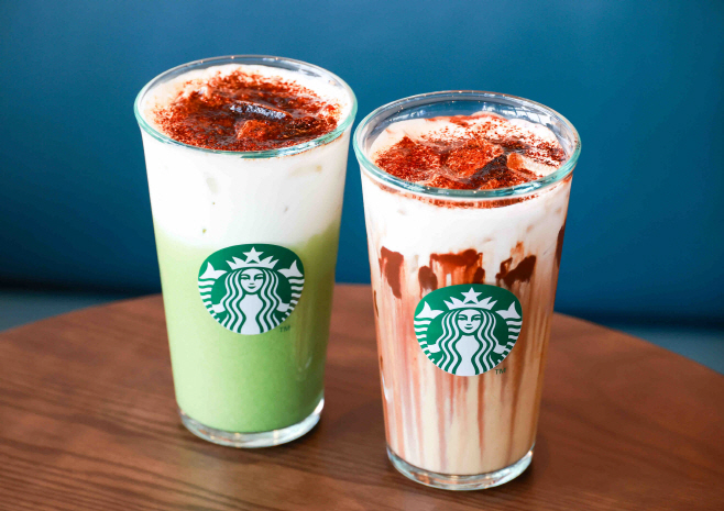 [20251027] 스타벅스 사진자료3_블랙 글레이즈드 라떼(우) 및 말차 글레이즈드 티 라떼(좌)