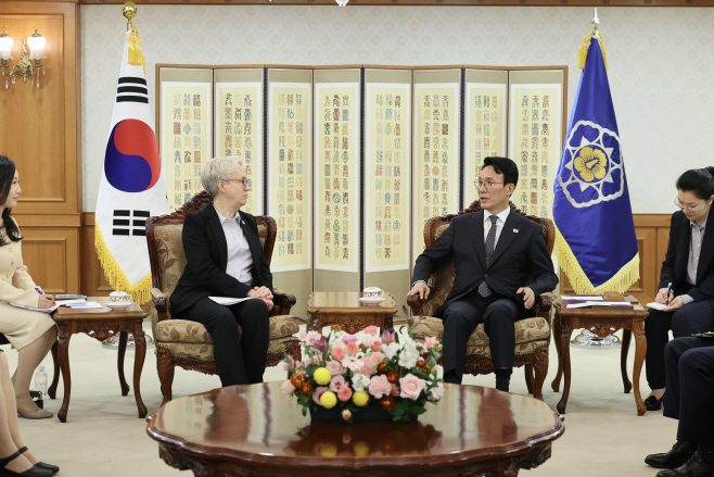 김민석 총리, 티나 코텍 미국 오리건 주지사 접견<YONHAP NO-5305>