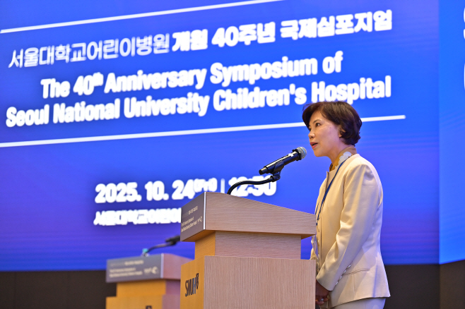 [사진2] 최은화 서울대어린이병원장이 국제심포지엄에서 개회사를 하고 있다.