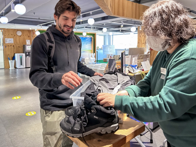 02. 서울등산관광센터 북한산점을 이용 중인 외국인 관광객