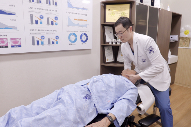 [사진설명] 잠실자생한방병원 김석환 원장에게 추나요법을 받고 있는 리차드 민