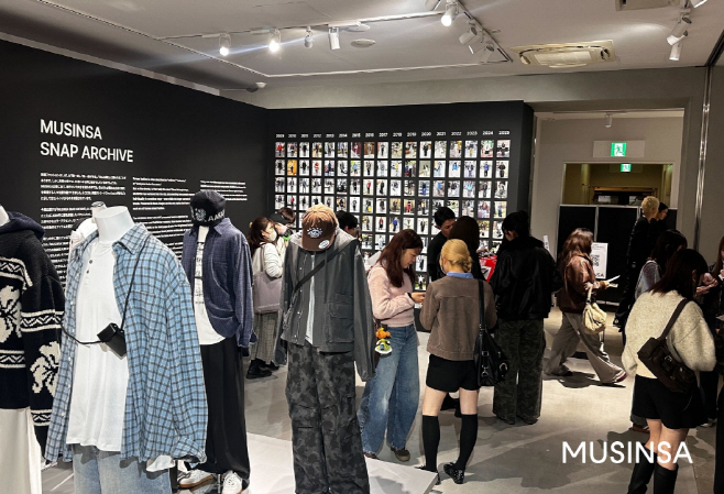 [사진 자료]‘무신사 도쿄 팝업 스토어 2025’ 스냅 아카이브 존을 둘러보는 방문객들