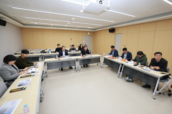 20251028- 충주 중원비행장 글로벌 물류허브공항 유치 타당성 연구용역 최종보고회(직원회의실) (2)