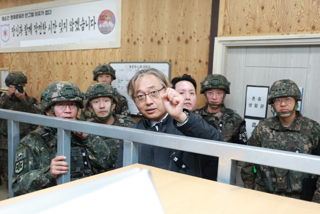 육군 제12보병사단 GOP대대 소초에서 군 사망사고 분과 위원장(사진 가운데)이 소초 상황실 구성을 살펴보고 있다.