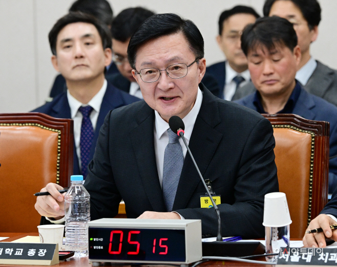 [포토][2025 국감] 국감 답변하는 유홍림 서울대총장