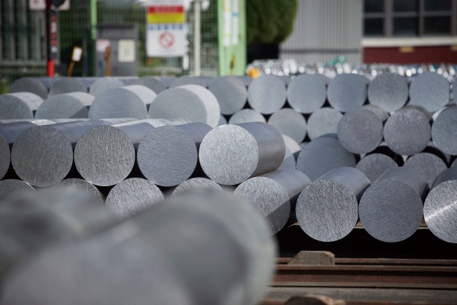 사진2_세아항공방산소재의 고강도 알루미늄 소재가 적재되어 있다