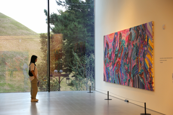 고분은 배경이자 또 다른 작품감상 포인트다