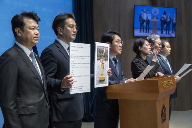 한강버스 사고 관련 기자회견 하는 민주당 국토...<YONHAP NO-2663>