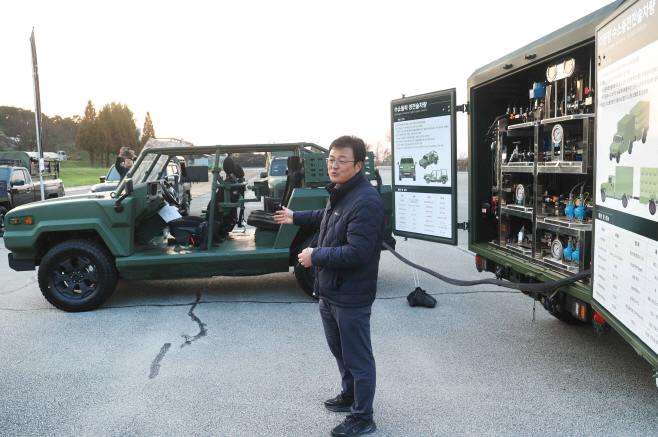 (25.10.28)수소저장충전연구센터 성창현 책임연구원의 소형수소 군용차량 및 이동용 수소충전 전술차량 설명01