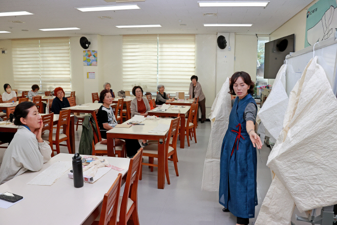 괴산군 웰다잉 프로그램에서 참가자들이 전통 한지로 수의를 만들고 있다 (6)