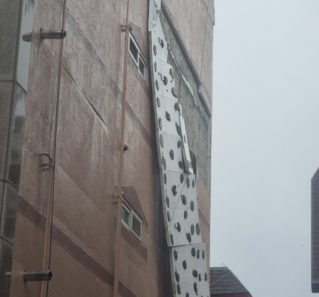 251029 (사진1) 드라이비트 외단열 마감재가 시공된 건축물에서 외장재가 떨어진 모습