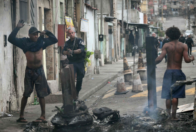 BRAZIL-CRIME-DRUGS-FAVELA-POLICE-RAID <YONHAP NO-2160> (AFP)