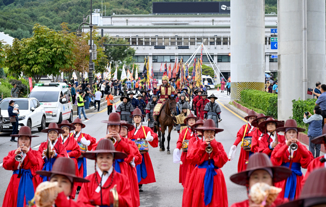 1.문화예술과([기획]의정부시, ‘왕의 도시’를 축제로 증명하다…회룡문화제 성과공유회 개최)4-회룡문화제 행사 모습