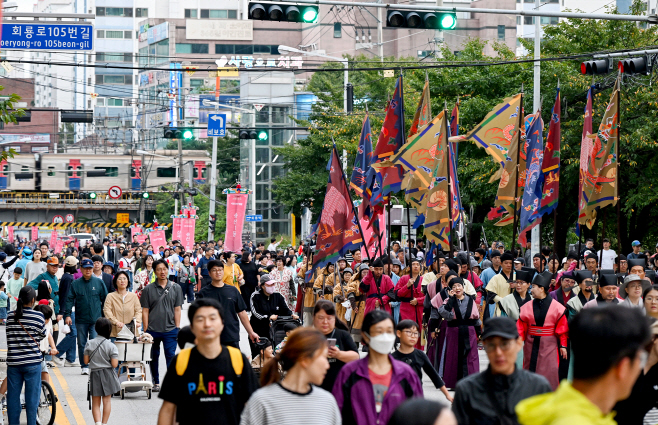 1.문화예술과([기획]의정부시, ‘왕의 도시’를 축제로 증명하다…회룡문화제 성과공유회 개최)6-회룡문화제 행사 모습