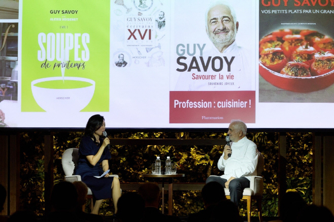 [사진] 기 사부아 셰프가 넥스트 가스트로노미 2025 코리아 포럼에서 발언하고 있다.