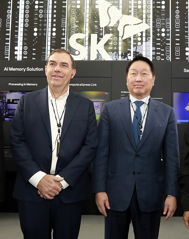 K테크 쇼케이스 관람하는 최태원 회장-맷 가먼 A...<YONHAP NO-4433>