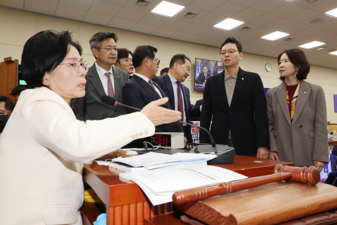 국민의힘 의원들로부터 사퇴요구 받는 최민희 위...<YONHAP NO-3966>