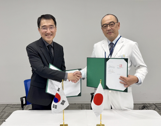 [사진] (왼쪽부터) 송시열 서울아산병원 중입자도입추진단장(암병원장), 이시카와 히토시 QST 병원장이 10월 27일 일본 QST 병원에서 중입자 치료 관련 업무협약을 체결한 뒤 기념촬영을 하고 있다.