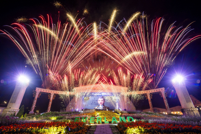 2. 에버랜드 포시즌스가든에서 펼쳐지는 케이팝 데몬 헌터스 싱어롱 불꽃쇼 현장