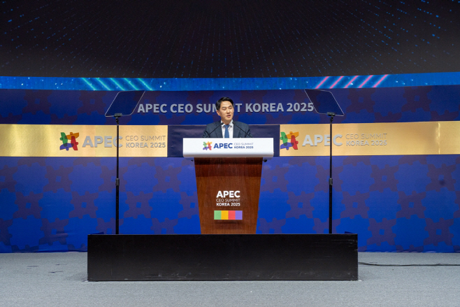 [사진자료 1] 두나무 오경석 대표가 29일 경주예술의전당 화랑홀에서 열린 ‘APEC CEO 서밋 코리아 2025’에서 ‘통화와 글로벌 금융시장의 미래’를 주제로 기조연설을 하고 있다.