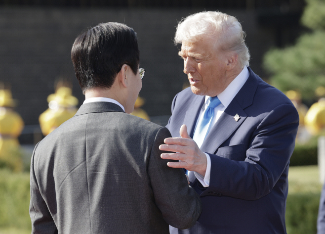 트럼프 대통령 맞이하는 이재명 대통령<YONHAP NO-5020>