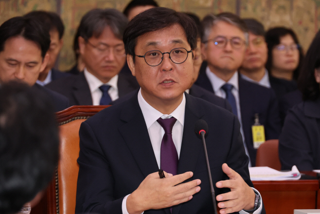 답변하는 최휘영 문체부 장관