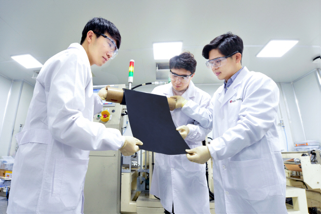[참고사진] LG에너지솔루션 연구원이 대전기술연구원에서 건식전극을 살펴 보고있다