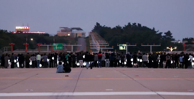 로컬라이저 앞에 주저 앉은 유가족<YONHAP NO-6234>