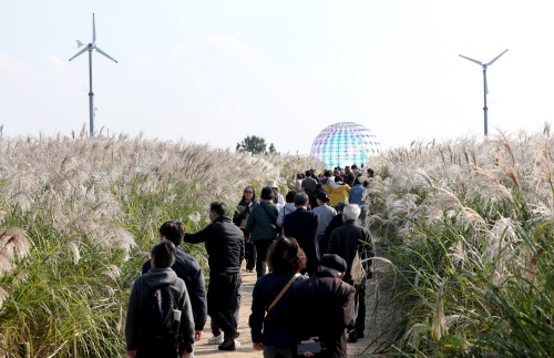 가을 느끼며<YONHAP NO-5679>